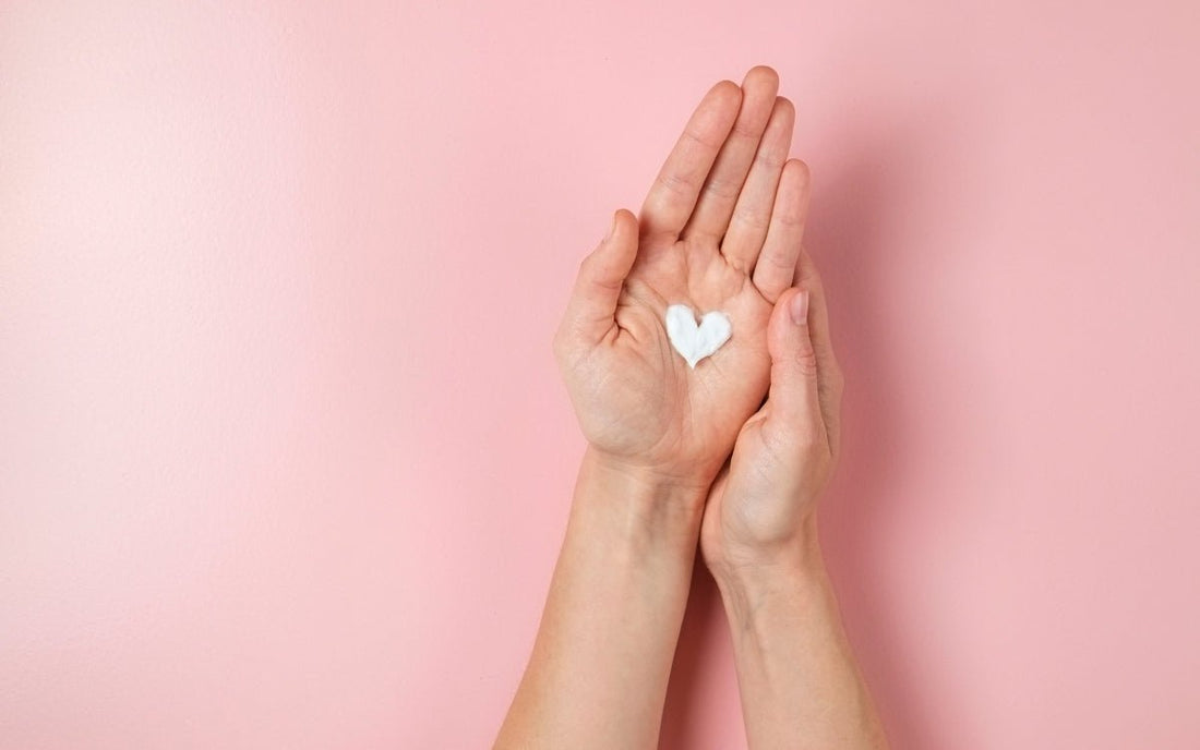 Hand mit Creme
